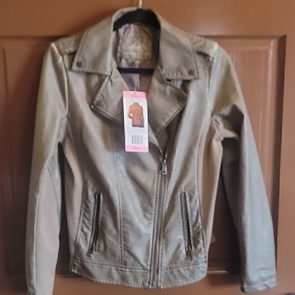 Sebby-Taupe Diagonal zip faux leather jkt. S. NWT.